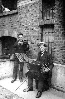 Historisches Foto mit Bandoneon und Geige